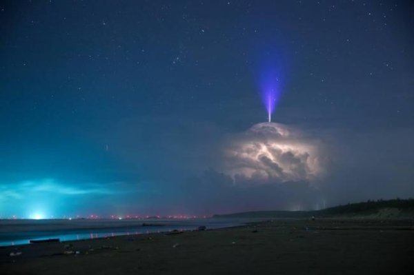 杠杆配资网 摄影师拍到“蓝色喷流闪电” 犹如科幻大片上演